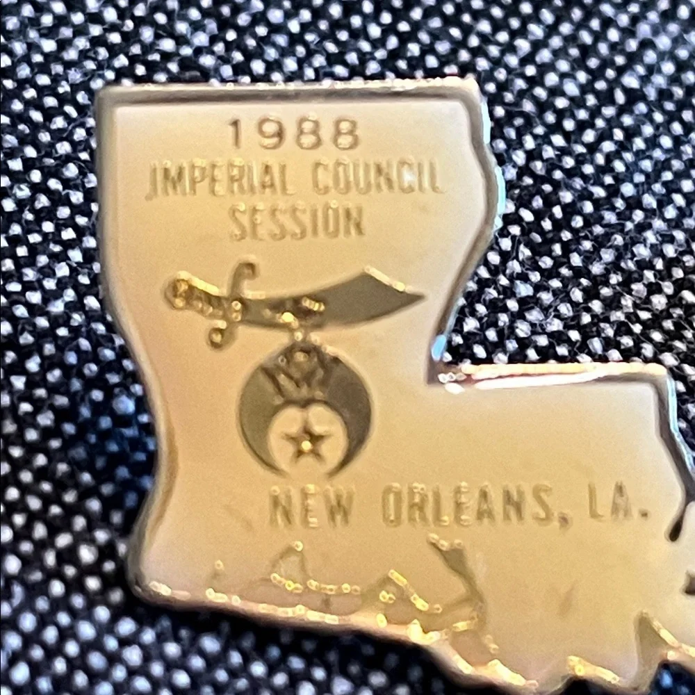 1988 New Orleans Louisiana Gold Lapel Pin